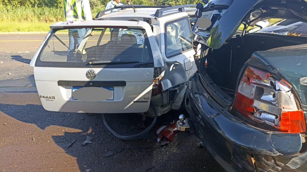 Foto 2 de 4 — Carros destruídos: quatro pessoas ficam feridas após acidente grave na SP-255 em Araraquara